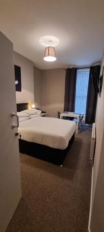 CITY EXPRESS room 1