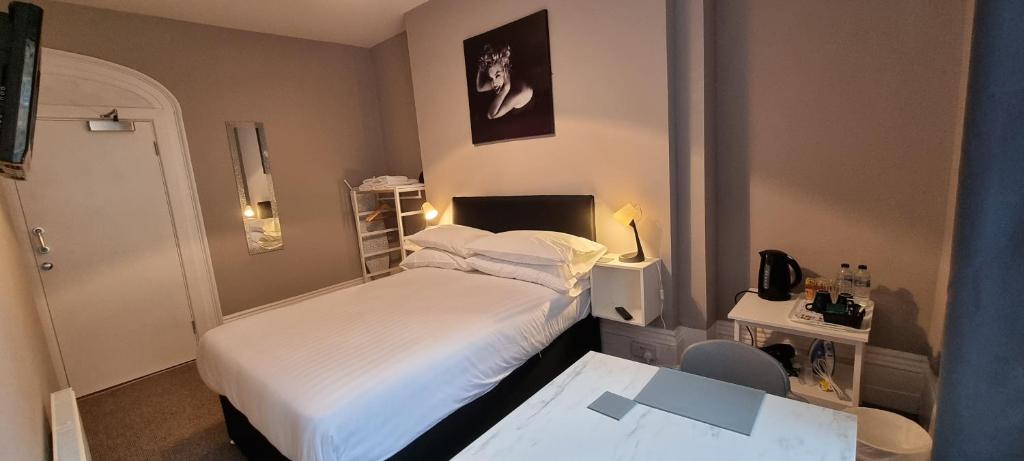 CITY EXPRESS room 4